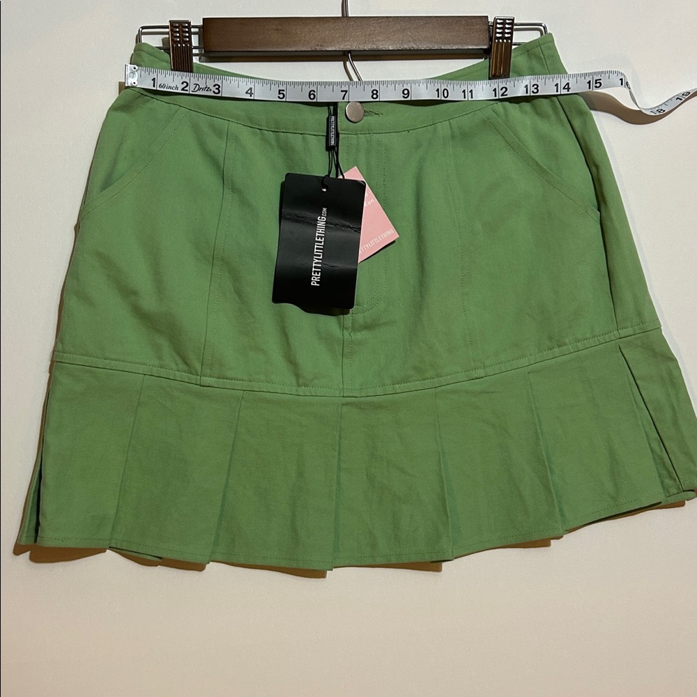 PrettyLittleThing Green Mini Skirt NWT Pleated Hem Y2K Tennis Preppy Size US 6 - Picture 3 of 5